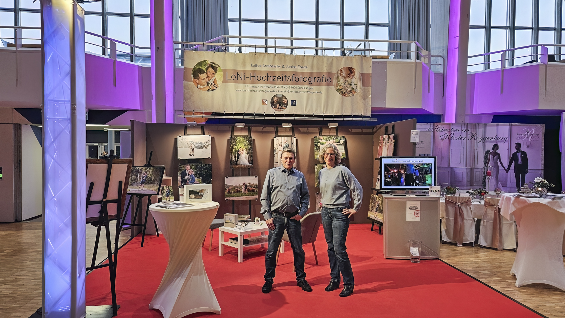 Eure 2 Hochzeitsfotografen Janina und Lothar auf dem neuen Messestand am 33. Ulmer Hochzeitstag in der Ulmer Donauhalle.